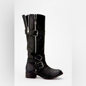 Super sharp moto boot in soft, rich leather from Dolce Vita  7.5